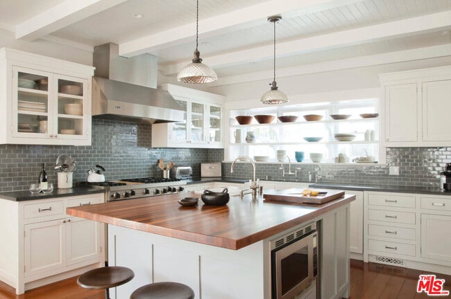 Building Photo - 147 Fraser Ave