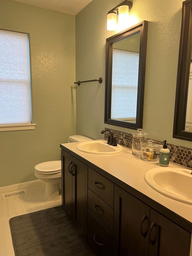 Building Photo - Elegant & Spacious Living in Timnath Ranch