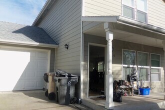 Building Photo - 196 - 3427/3429 SE 3rd