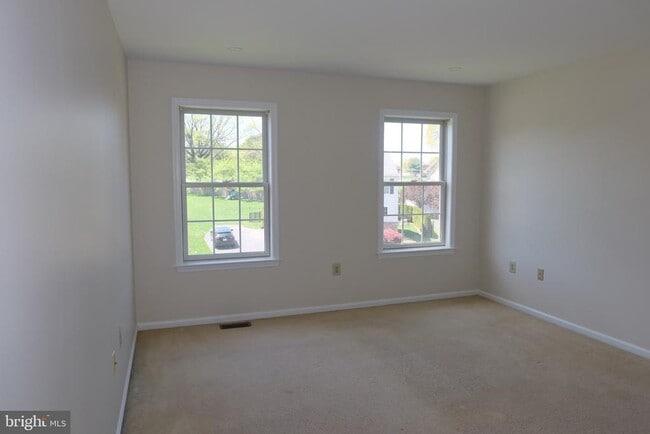 Building Photo - 1631 W Thistle Dr