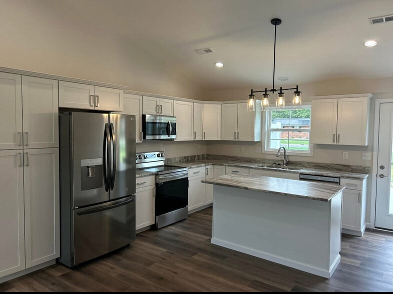 Building Photo - 403 Old Carlyle Rd