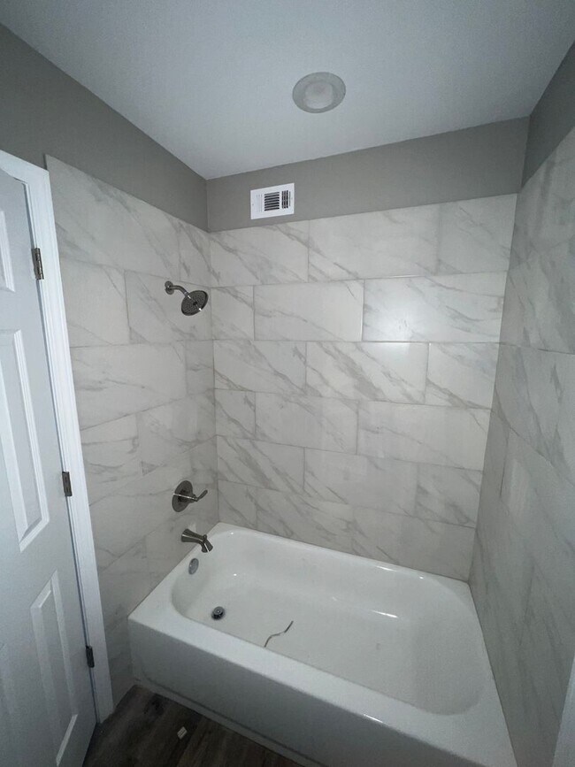 Building Photo - Newly Renovated 3 Bedroom 1.5 Bath