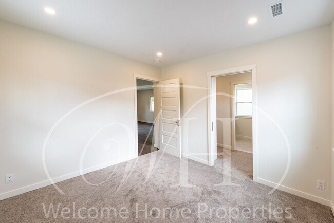 Building Photo - Country Living in Gorgeous 2 Bedroom Home Near Town