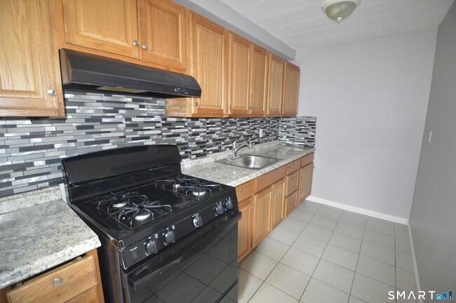 Building Photo - 203 Main St