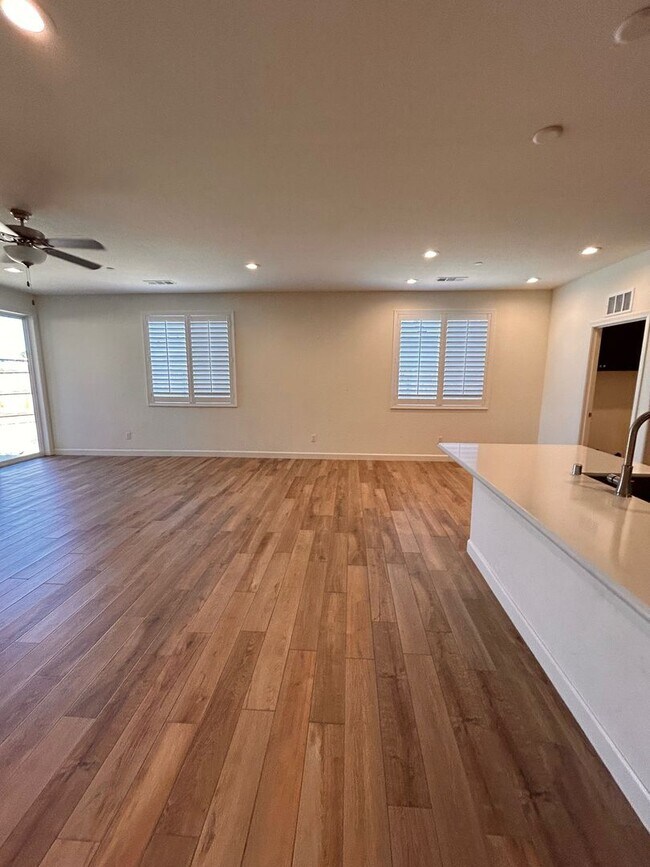 Building Photo - Beautiful home for rent in gated community in Visalia