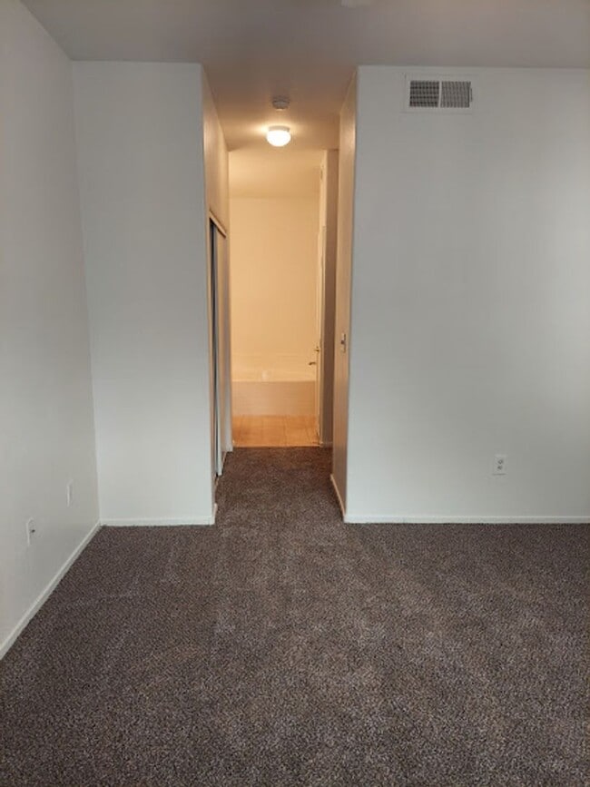 Building Photo - Excellent 2 bed 2 ba in a gated community