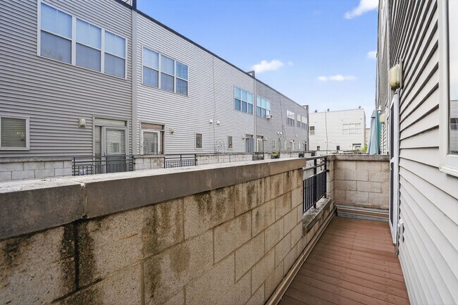 Building Photo - Charming 2BR Townhome in Chicago
