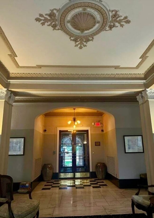 Building Photo - Gorgeous Condo in Sophian Plaza!