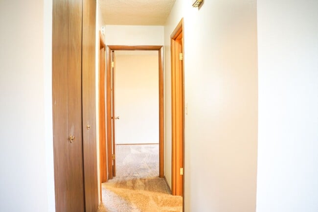 Building Photo - Close in NE-2 Bedroom, 1.5 Bath Ready Now!