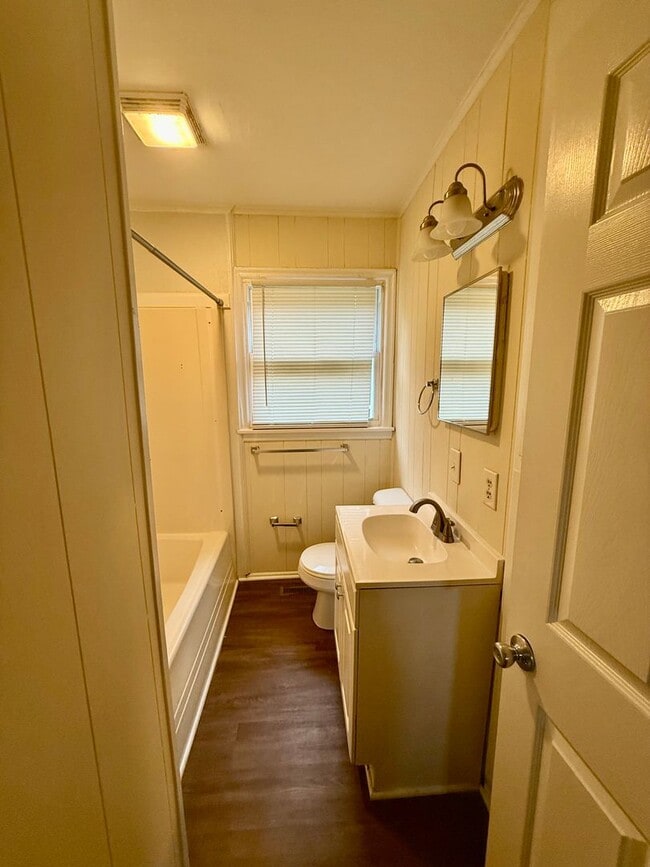 Building Photo - Two bedroom, 1 bath house in Burlington