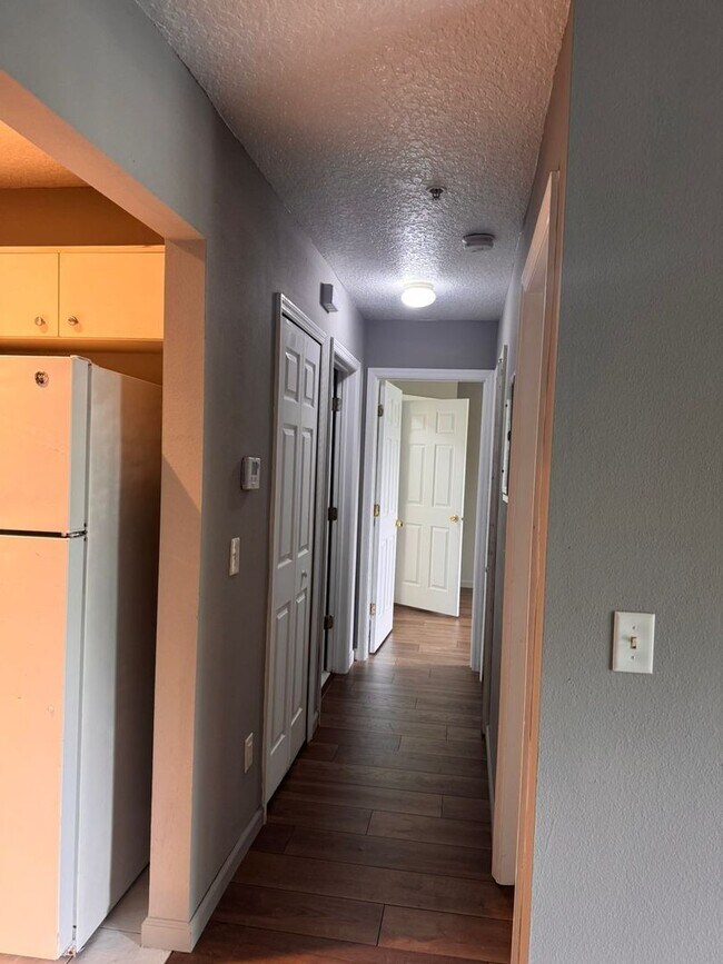 Building Photo - Updated 2BR/2BA Condo in Pine Ridge Club, ...