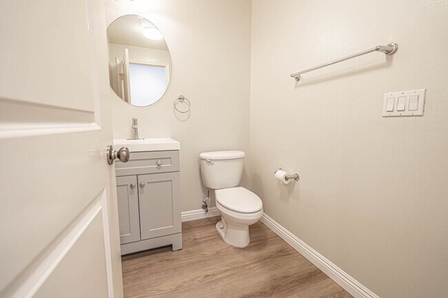 Building Photo - Bridgeport 3 Bedroom Townhome in Valencia!