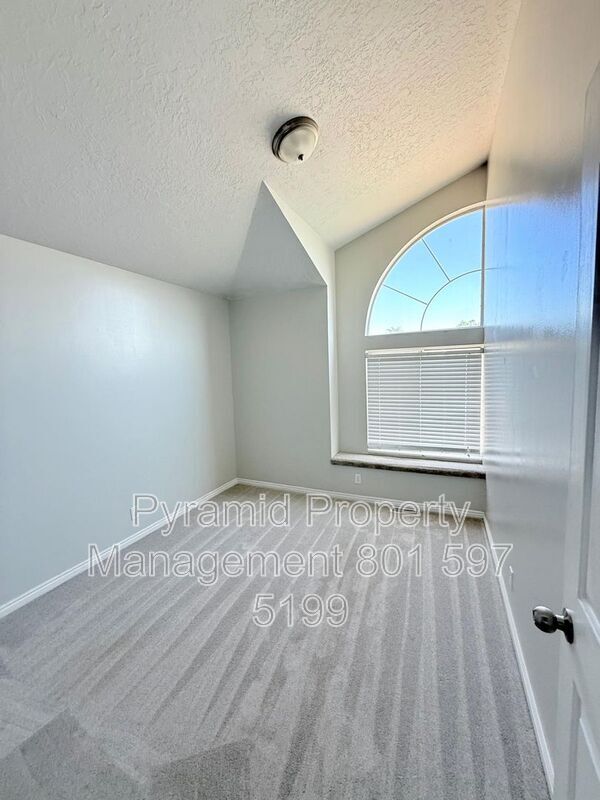 Building Photo - 979 Blue Heron Cir