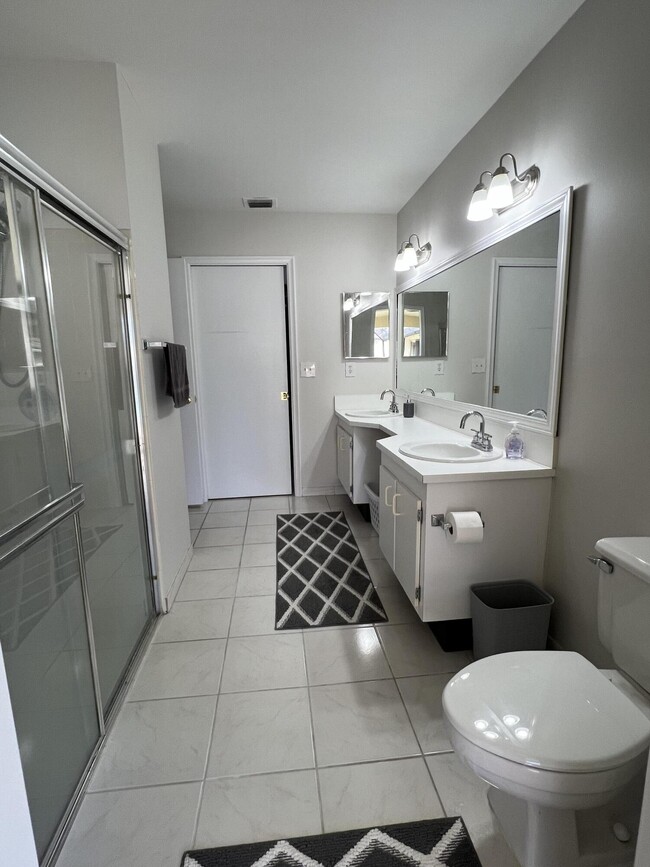 Building Photo - 9775 Sun Pointe Dr