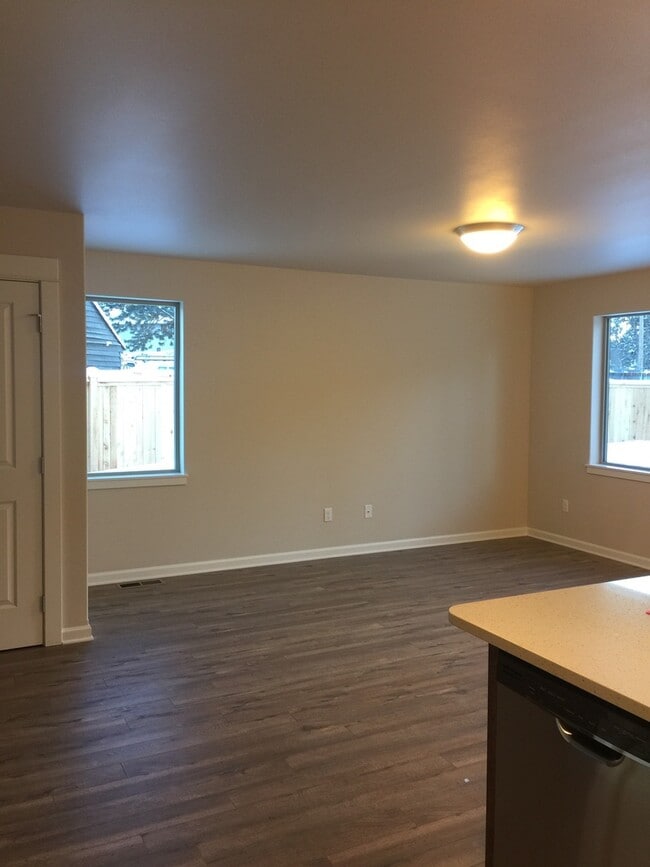 Building Photo - SE Bend, LIKE NEW Townhouse, 3 Bedrooms, 2 1/2 Baths, Garage, Gas Heat, Patio