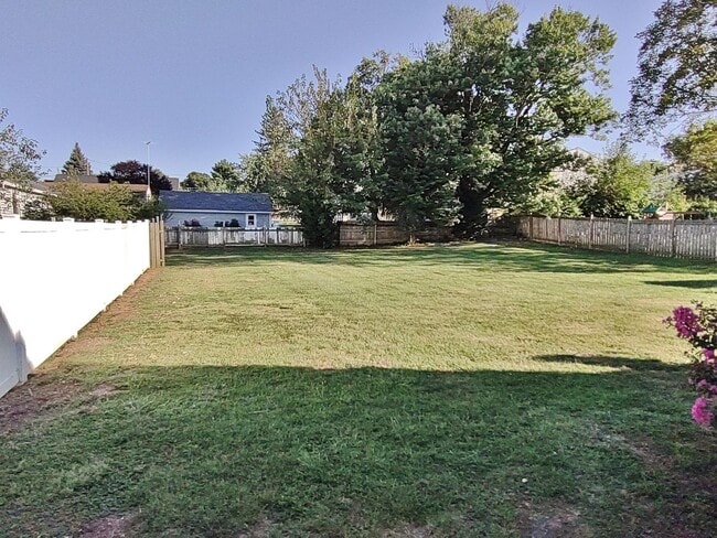 Building Photo - 4 Bed / 2 Bath Single Family Home