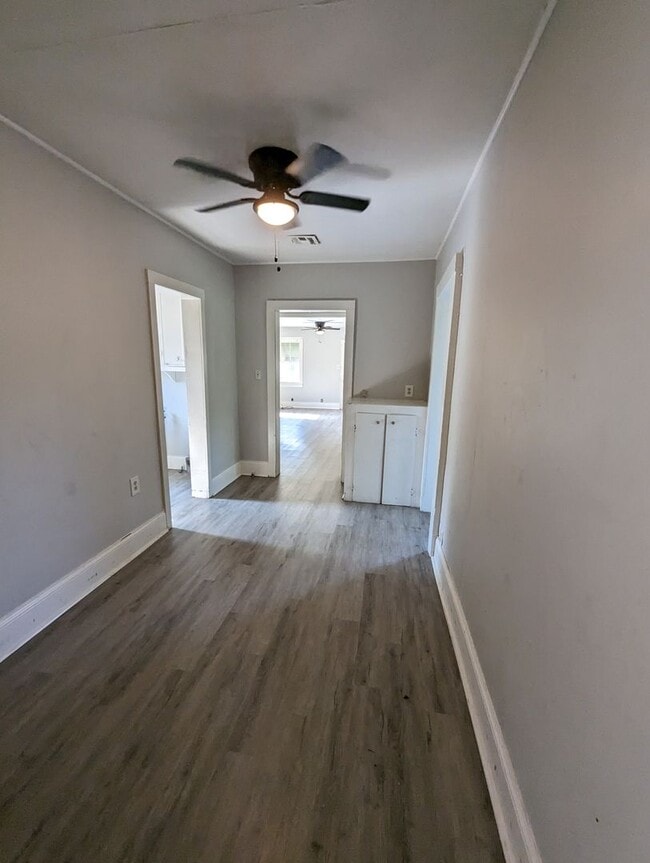 Building Photo - 3 Bed 1 Bath Cozy Home