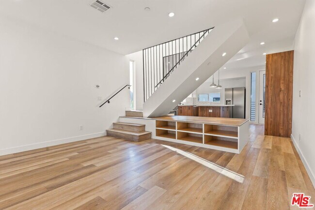 Building Photo - 803 N Harvard Blvd