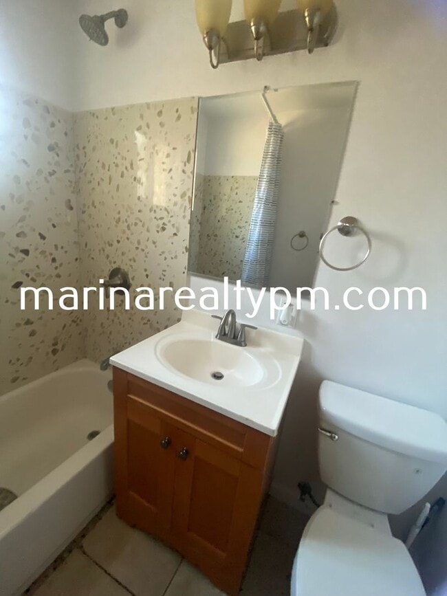 Building Photo - Charming 3 bedroom, 2 bathroom home locate...