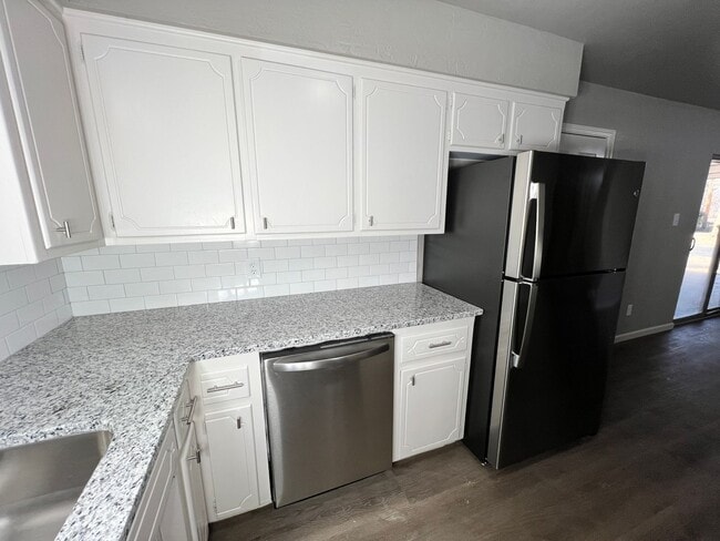 Building Photo - 134 NE Fullerton St