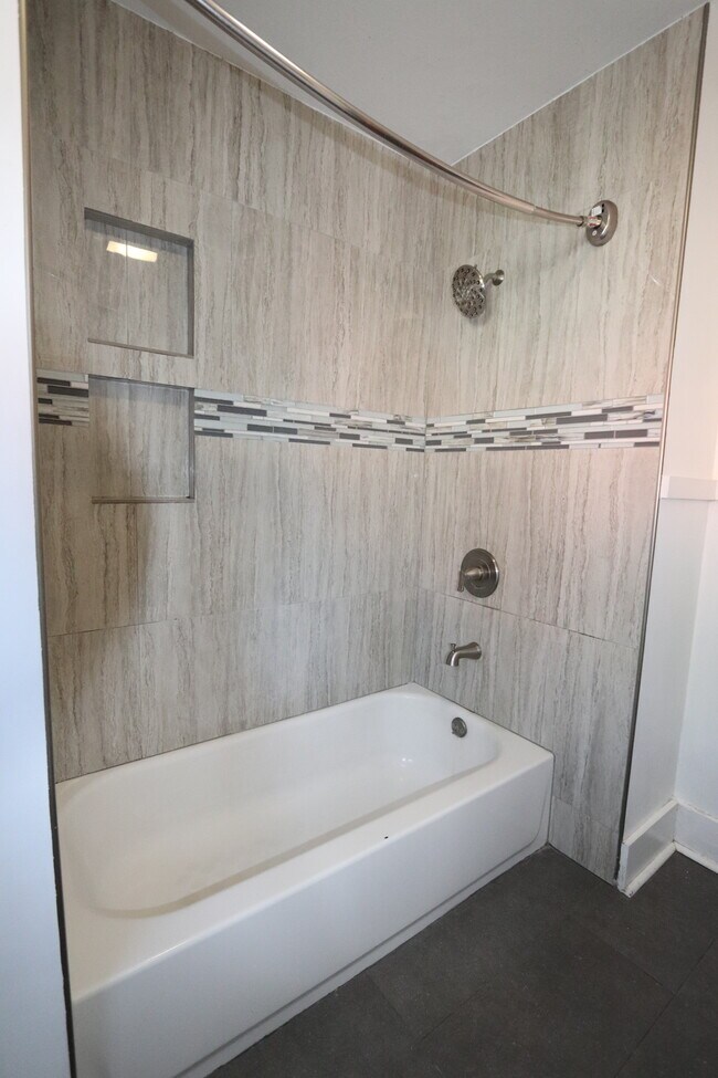 Building Photo - 1018 Molino Ave