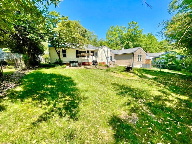 Building Photo - Beautiful 3 Bed 1 Bath Home Located near target shopping center off of Battleground in desirable ...