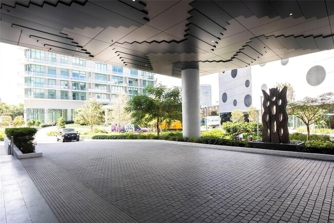 Building Photo - 650 NE 32nd St