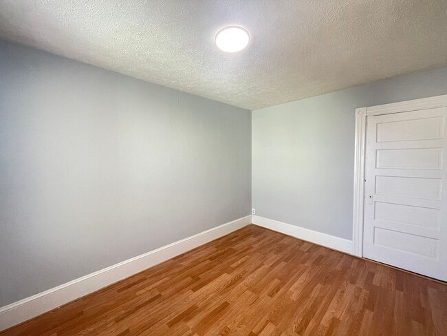 Building Photo - 231 Laurel St