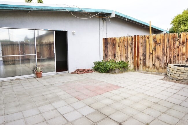 Building Photo - 27400 Hombria Dr
