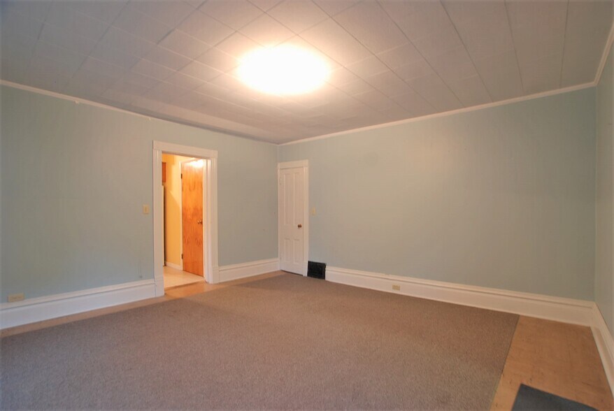 Building Photo - 146 Meadville St
