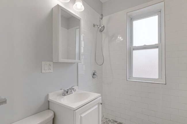 Building Photo - 1608 W Sherwin Ave