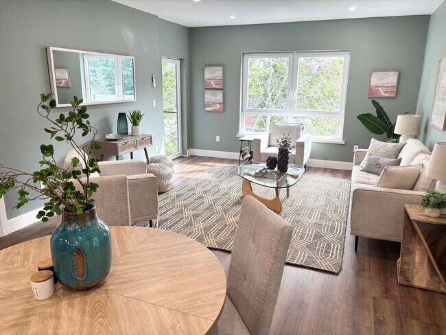 Building Photo - 1391 Main St