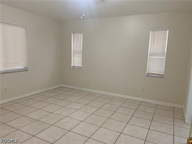 Building Photo - 2231 SW 12th Ave