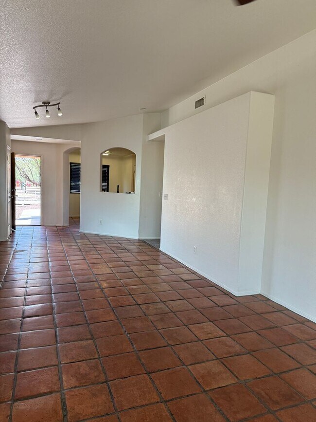 Building Photo - NEW CARPET! 3 Bed / 2 Bath Single Family Home – Spacious, Upgraded & Great Location!