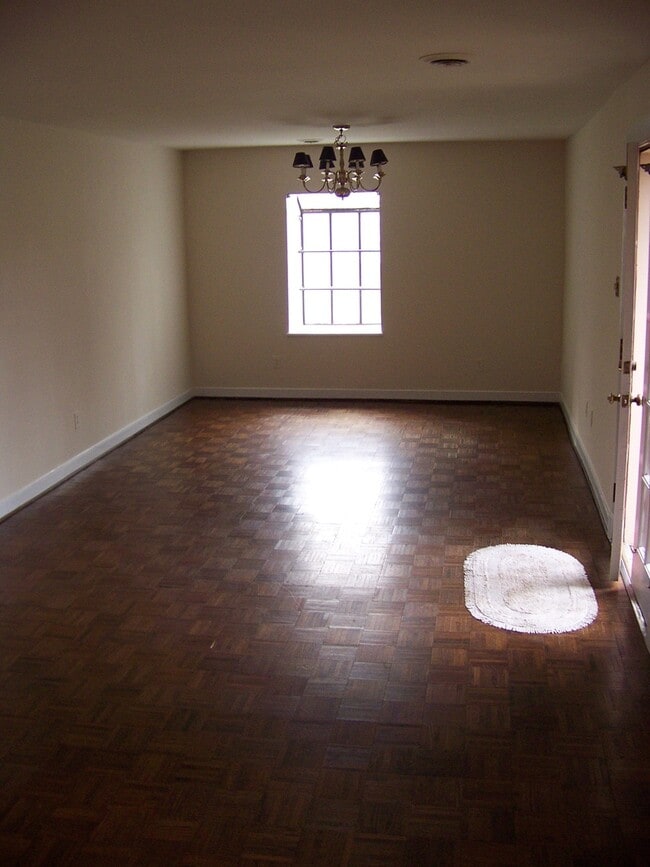 Building Photo - 1 BR / 1 BA Church Hill Garden Apt. Sorry,...