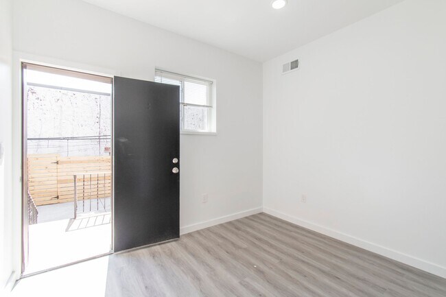 Building Photo - New! Renovated & Modern Apartment