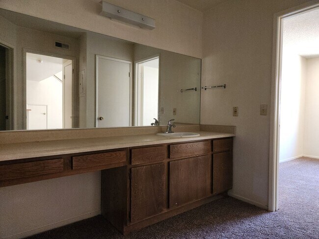 Building Photo - CUTE 2ND FLOOR  1 BEDROOM CONDO W/ LOFT