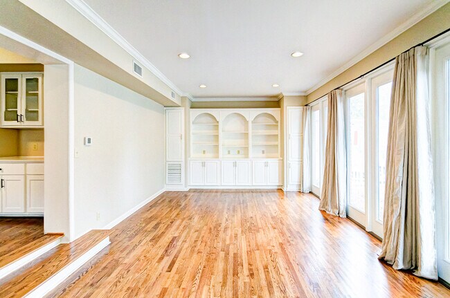 Building Photo - 8141 Oak Alley