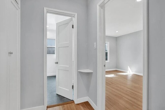 Building Photo - 300 S Doheny Dr