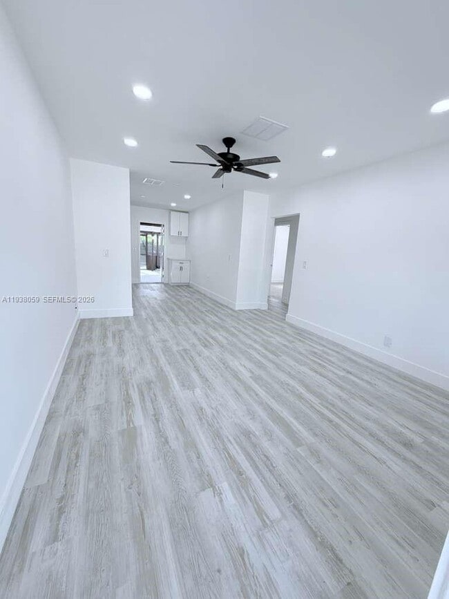 Building Photo - 134 SW 14th Ave