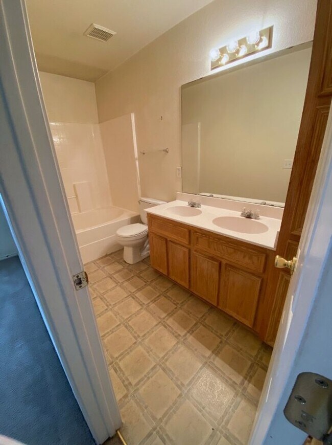 Building Photo - 904 Crymes Ln