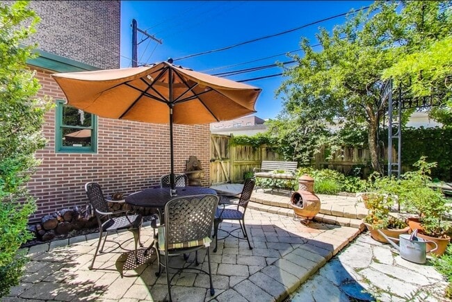 Building Photo - 940 W Cuyler Ave