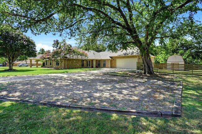Building Photo - 2412 Emerald Cir