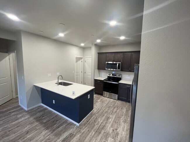 Building Photo - Beautiful 3 Bed 2.5 Bath Townhome in North East Fort Collins!