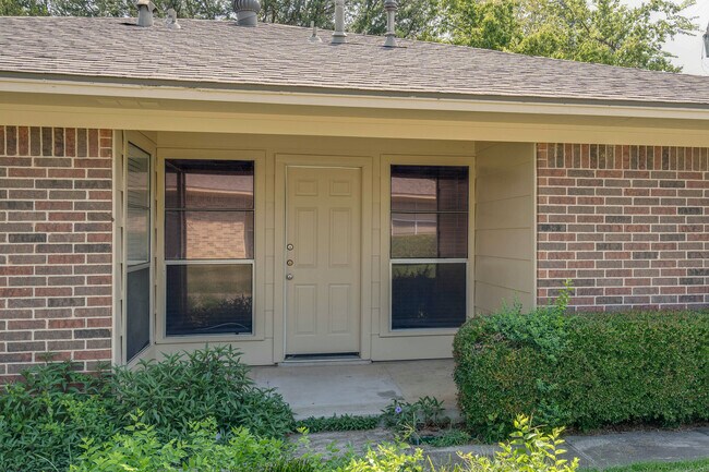 secondary entrance - 1233 Cordell St