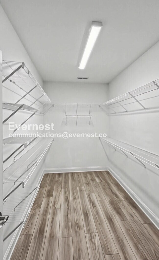 Building Photo - 3 Bed, 2 Bath Home with Garage / Pet-Friendly / Available Now!