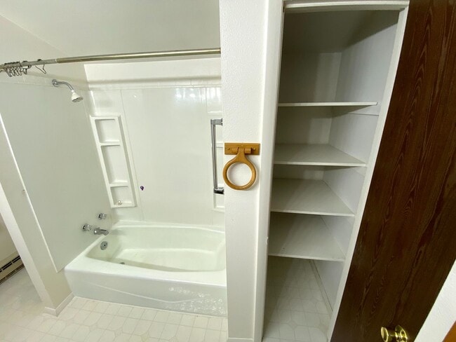 Building Photo - 3 Bedroom, 1.5 Bathroom Townhouse Next to High School and Middle School