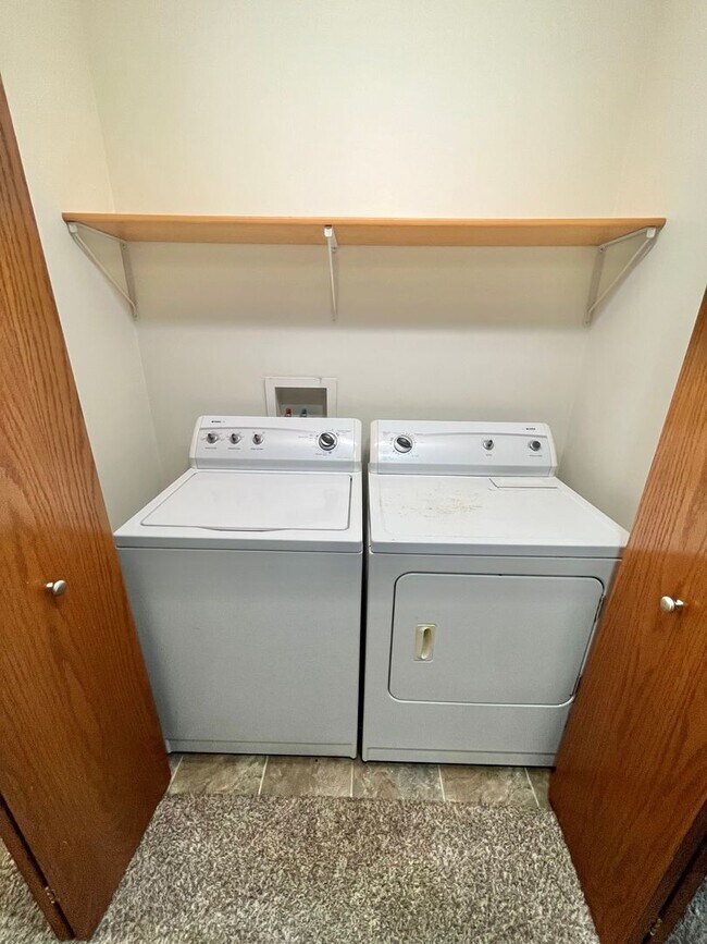 Building Photo - Spacious 4 Bed/3 Bath Twinhome in Brandon!
