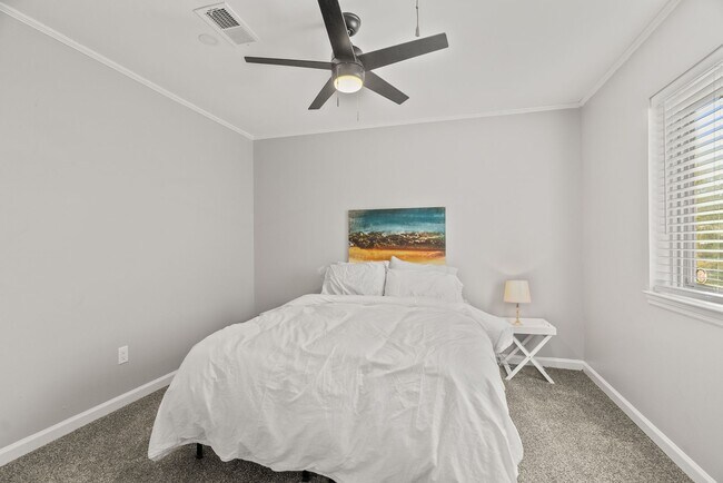 Building Photo - 2 or 3 Bedroom Renovated Mid-Town Charmer