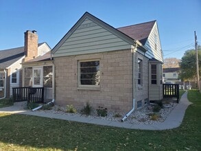 Building Photo - 3 Bedroom Single Family